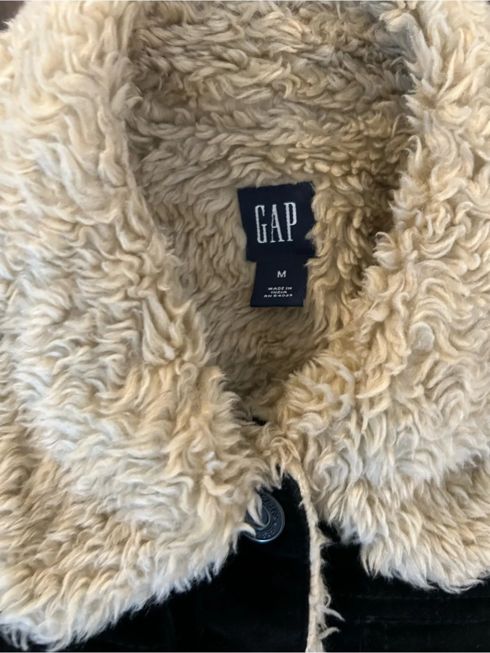 Y2K GAP Women’s Black Velvet Trucker Jacket with beige Sherpa lining/collar
